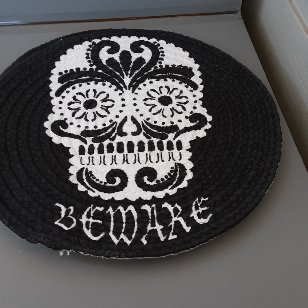 set of 4 round skull place mats and napkin holders - Picture 8 of 9